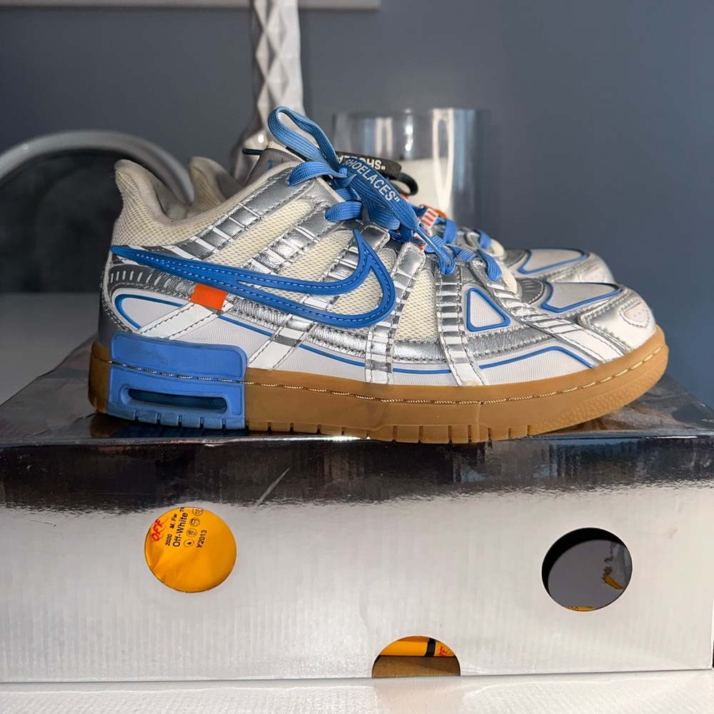 Nike “Off-White × Air Rubber
Dunk 'University Blue”